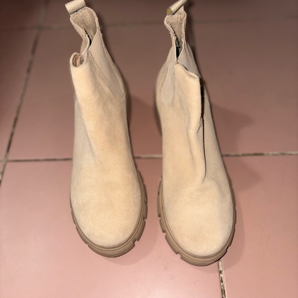 STEVE MADDEN Cream Ankle Boots - Picture 1 of 3